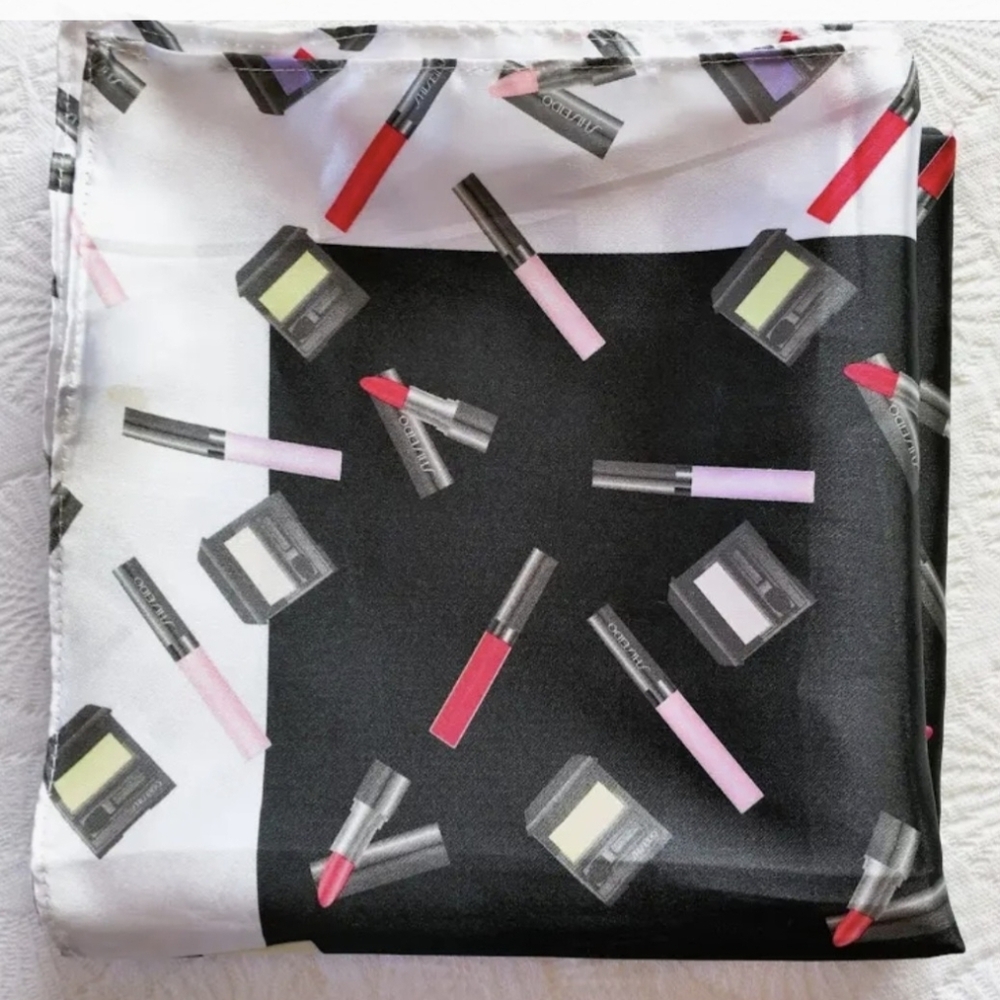 Shiseido 👄 Lipstick Makeup 👄 Pattern Scarf